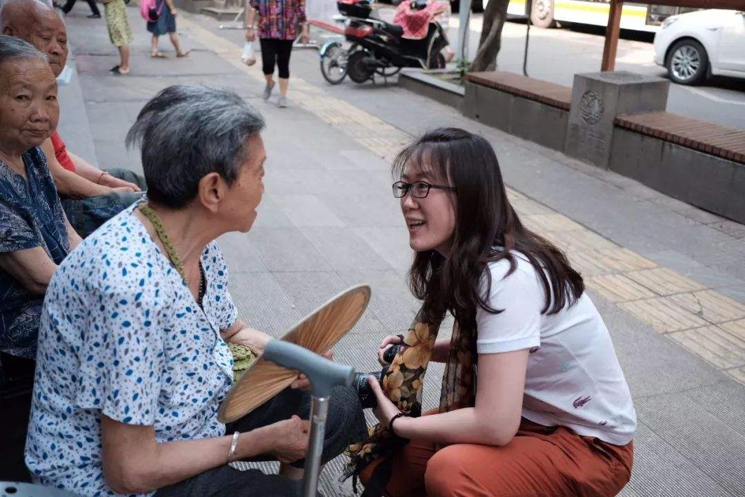 河北大妈剐蹭汽车掏钱赔偿被拒，大妈的担当和车主的心善是否值得我们敬佩？