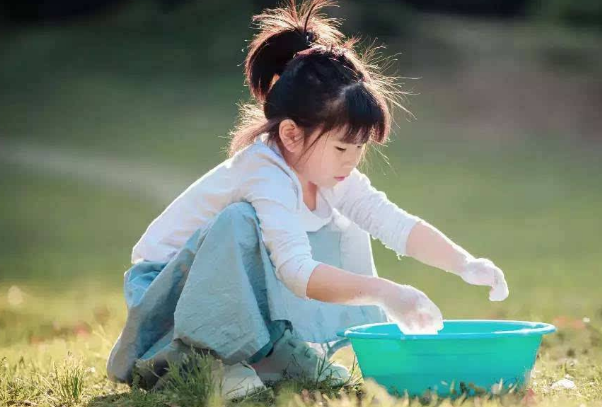 深颜色衣服经常掉色，怎样清洗可以缓解掉色问题？