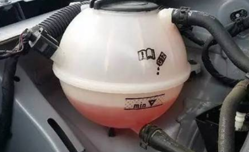  冷却液（防冻液）的余量应该冷车看还是热车看？？
