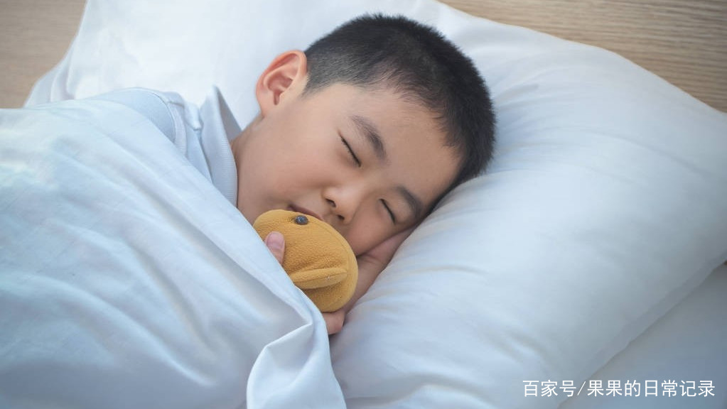 孩子在他几岁的时候，就需要单独的让他自己睡一间房了？