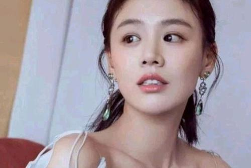 马思纯张哲轩曝出恋情后，网友都让马思纯快逃，究竟是怎么回事？
