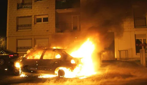 法国新年第一天847辆车被烧,这到底是怎么一回事?