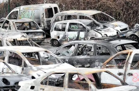 法国新年第一天847辆车被烧,这到底是怎么一回事?