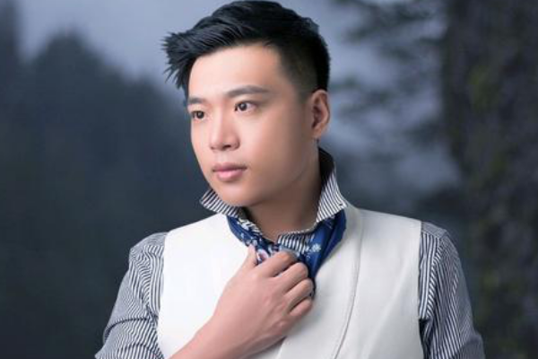 里面有一句是 深秋的风在吹起落叶 在空中转了又转这首歌叫什么？