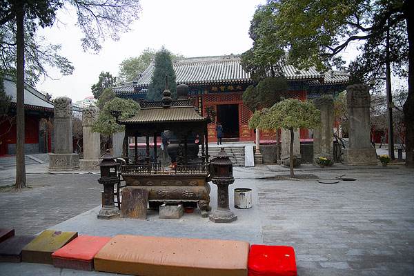 “一人不进庙，二人不看井，三人不抱树”，民间俗语的含义是什么？